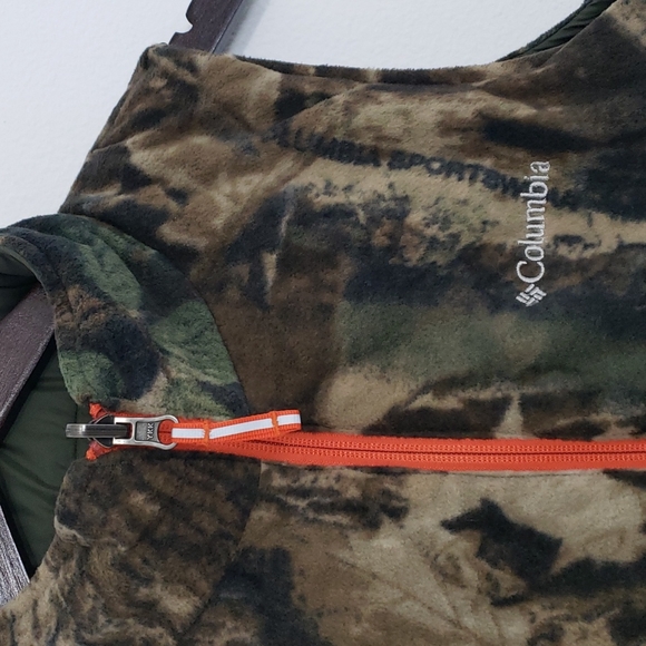 COLUMBIA REVERSIBLE CAMO PUFFER VEST, Boy's Size: 14/16, $40 - Picture 7 of 12